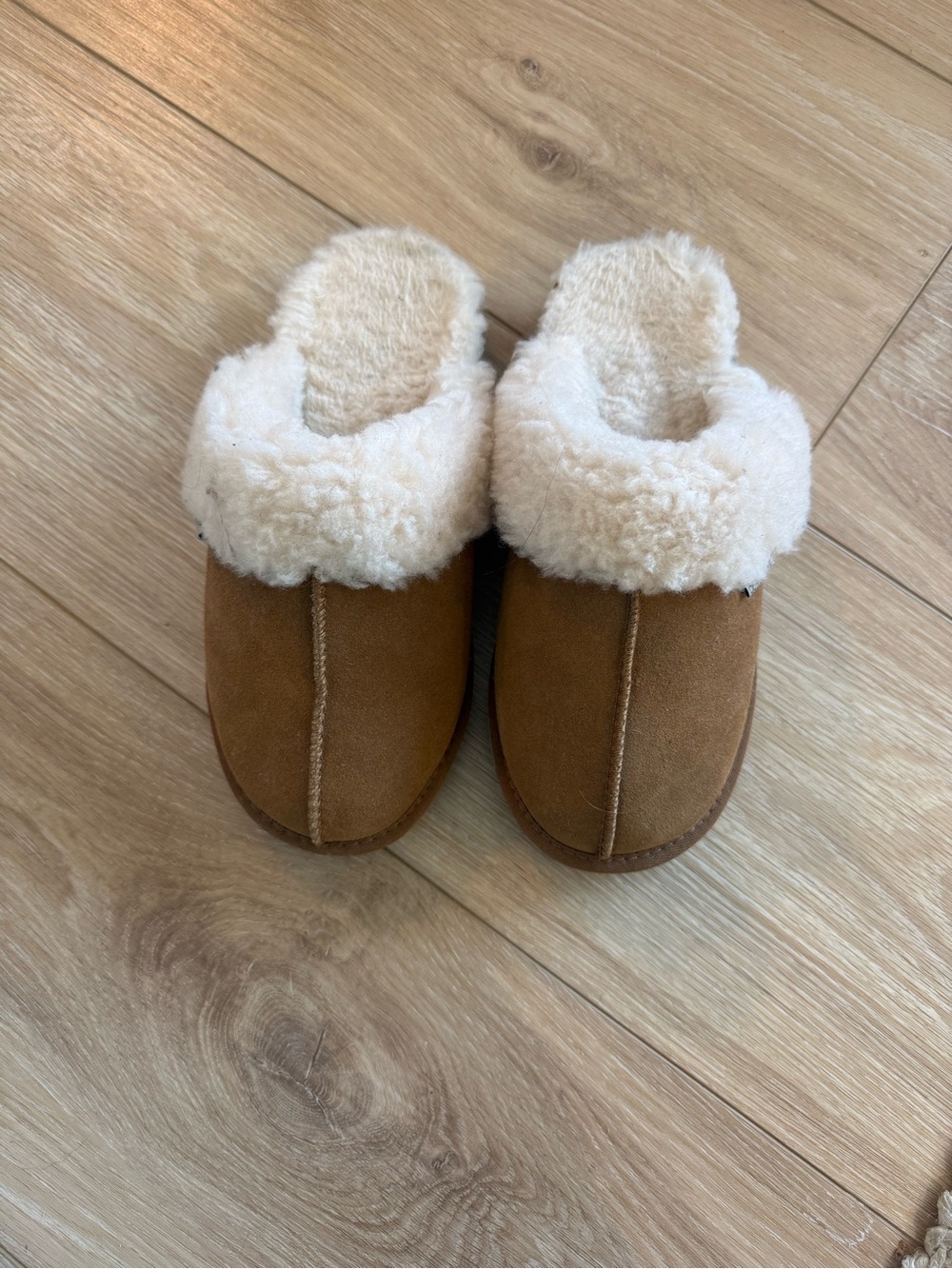 BearPaw Women's Shearling-Lined Slip-On Slippers - Chestnut with Cream